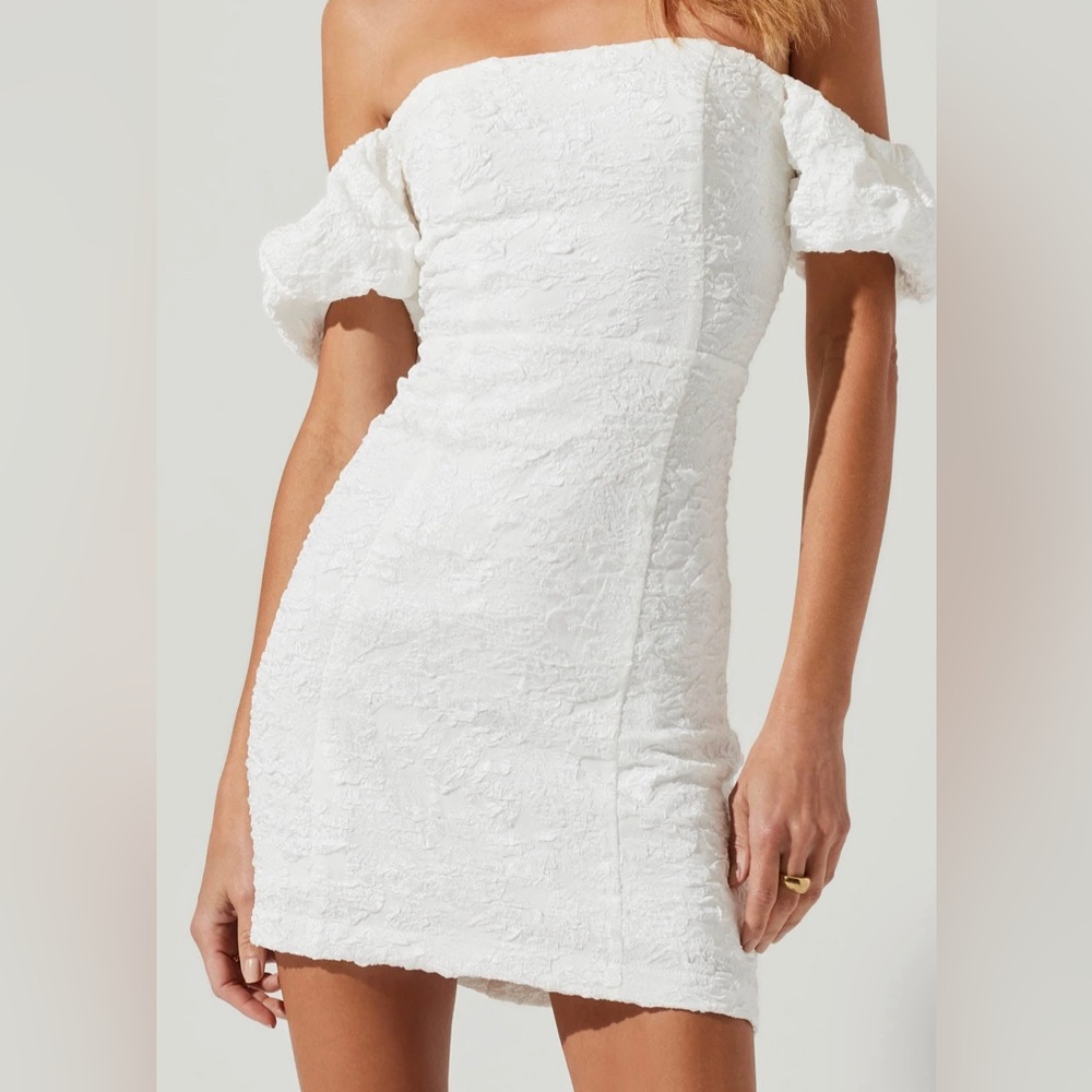 ASTR The Label RAINA OFF SHOULDER CRINKLE MINI DRESS White Large